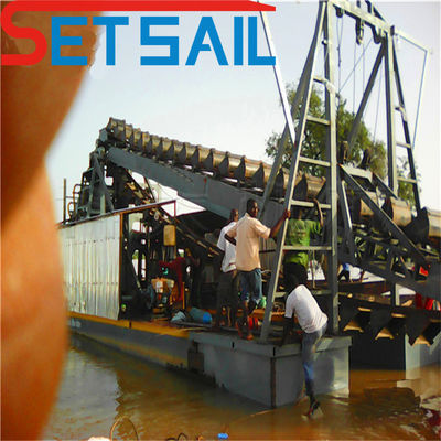 Largura 4.5m-10m Customizado Chain Bucket River Gold Mining Dredger com chuveiro de agitação